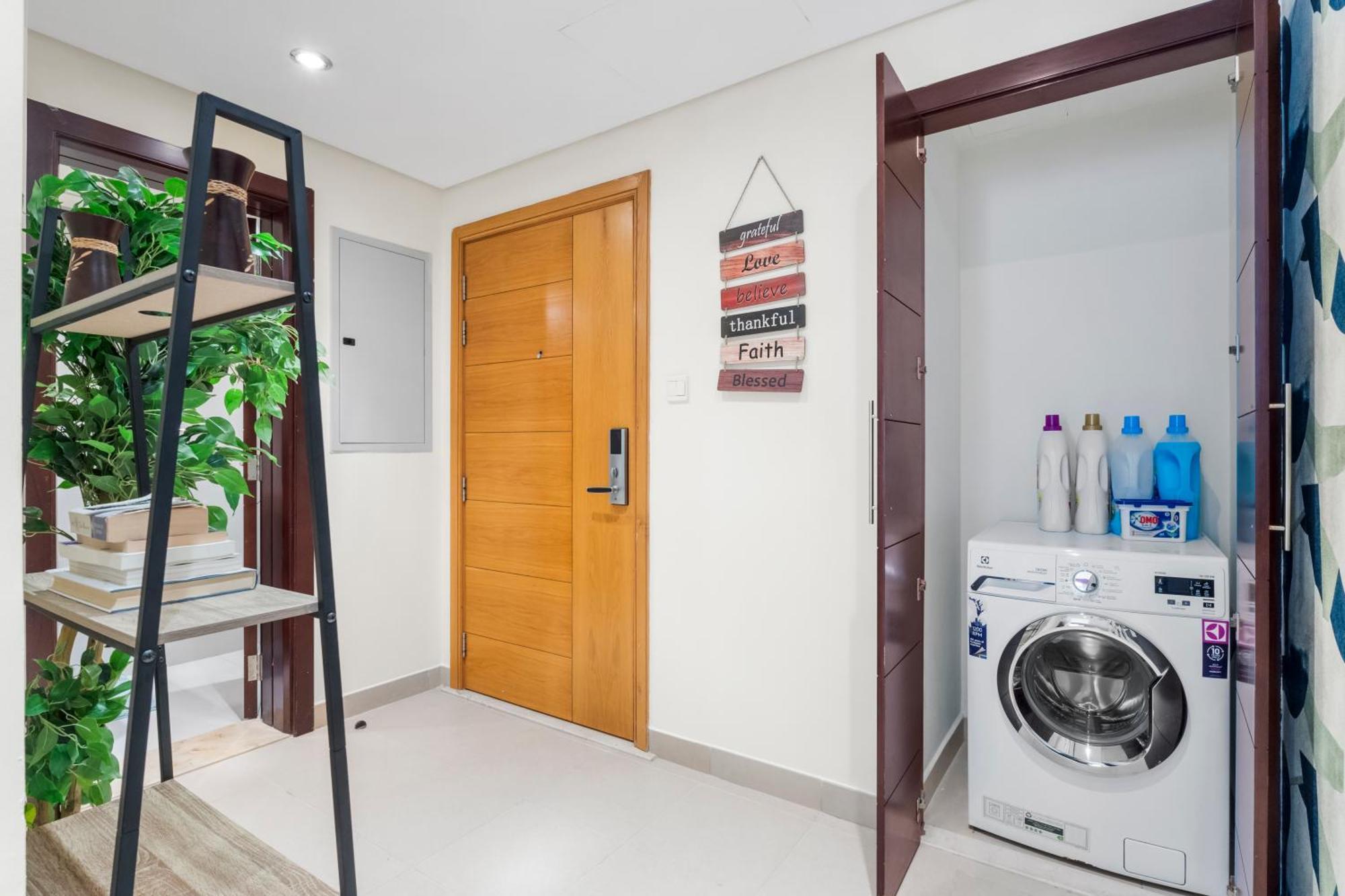 Stylish 1 Bedroom - Burj Khalifa View- 5Mn Walk To Dubai Mall-Apartment In Burj Views Tower * دبي