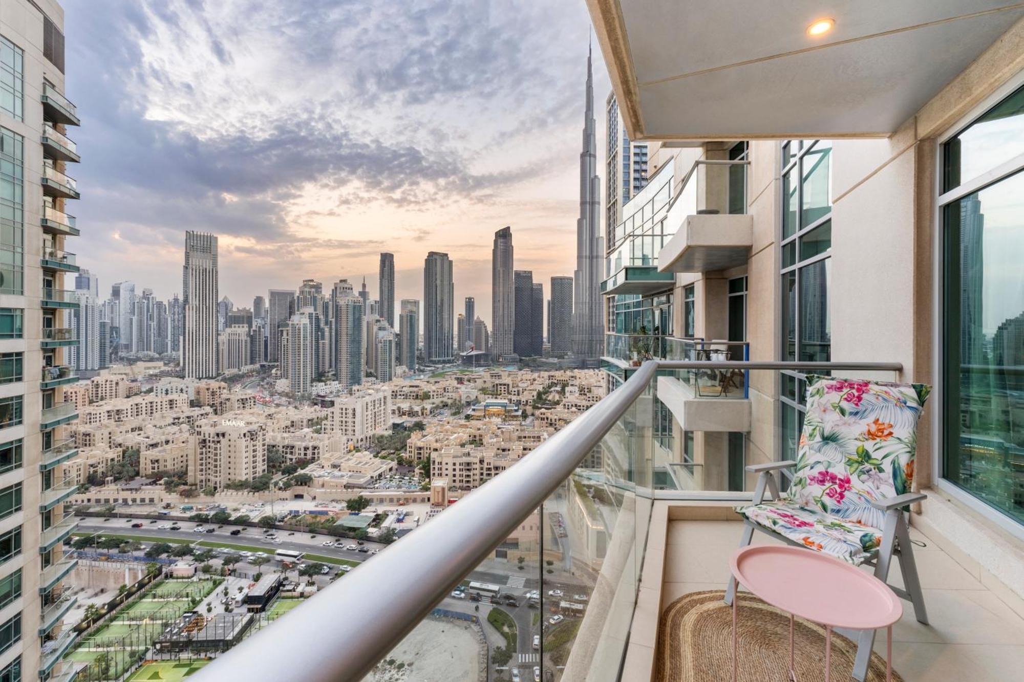 Stylish 1 Bedroom - Burj Khalifa View- 5Mn Walk To Dubai Mall-Apartment In Burj Views Tower Apartment *
